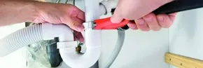 Handwerker beim Serviceeinsatz an einer Rohrleitung