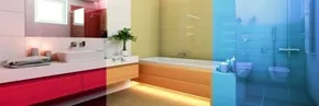 Modernes Badezimmer mit Glasduschwand